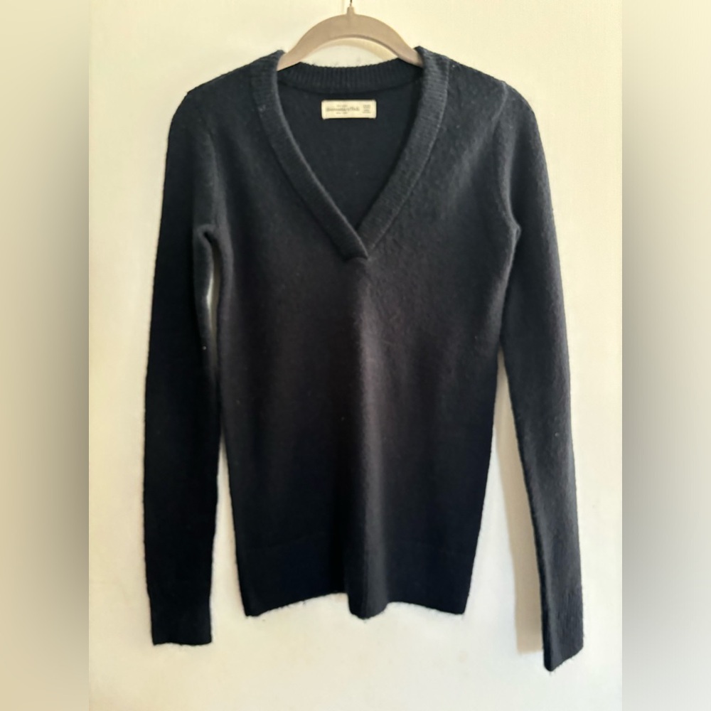Abercrombie & Fitch Navy V-neck Sweater XXS